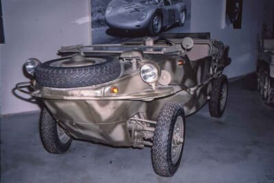 第二次世界大戦中にフォルクスワーゲン ビートルをベースに開発された水陸両用車、シュビムヴァーゲン。スクリューを備えた特異な舟型のボディ構造は、当時の自動車技術の多様性と歴史の複雑さを物語る