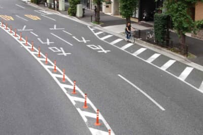 車道に設けられた自転車レーン（自転車専用通行帯）。ここを逆走する行為も通行区分違反となる。クルマのドライバーからも予測不能な動きとなるため、ルールを守った左側通行の徹底が必須だ