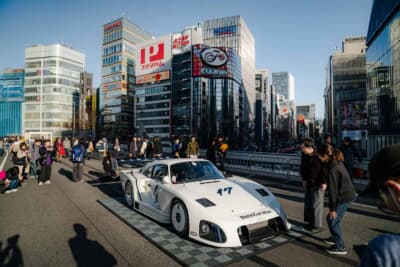 会場では、画になるシチュエーションを前にして、カメラのファインダーを覗く人の姿も多かった