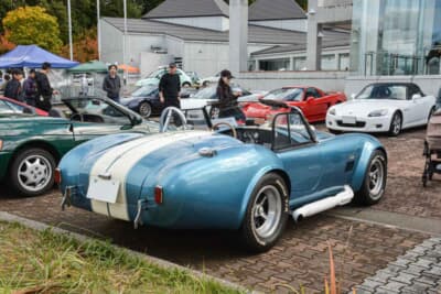 コブラ427：別角度からのリアショット。オープンボディながら、どこから見ても隙のないマッスルなプロポーションだ