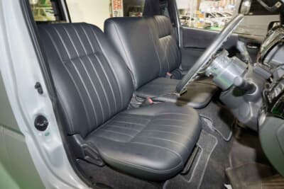 トヨタ ハイエース：室内に目を向けるとDXベースにも関わらず、運転席はスーパーGLのシートに交換。さりげなくも快適性への追求はとどまることを知らないのがカスタムの真髄だ