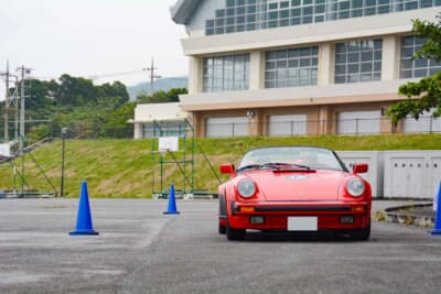 「赤間総合運動公園」にて行われたP.C.競技で奮闘を見せる、1989年式ポルシェ 911カレラ3.2スピードスターに乗る夫婦ペアの華麗な走りだ