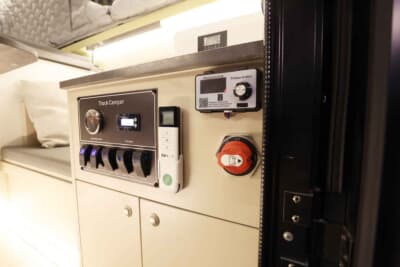 三菱 トライトン：電源は600Wリチウムイオンサブバッテリーと、ソーラーパネルおよび走行充電システムによって供給される仕組みだ