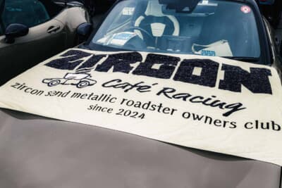 マツダ　ロードスター：「ジルコンカフェレーシング」オリジナルのタオルも飾られていた