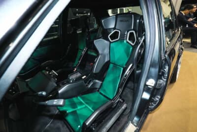 メルセデス・ベンツ 500E：フルバケットシートがレーシーな雰囲気を醸し出している