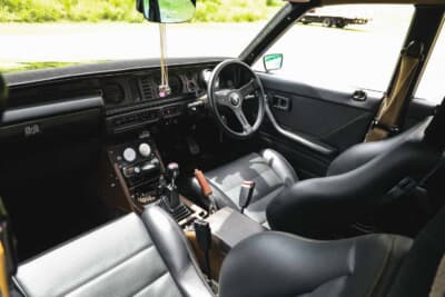 日産  HGC211スカイライン：内装はレカロシートとリアシートを同じ生地を使って張り替えている。そのデザイン処理にも注目してもらいたい。