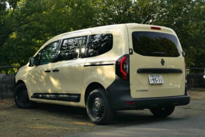 「クルール」グレードのポイントとなるボディカラーには、道具感あふれるサハラベージュを採用。ブラックの16インチ鉄ホイール（タイヤはミシュランのオールシーズン）を標準装着するなど、カングーらしいこだわりも全開だ