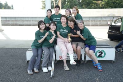 レンハム・スプライトで4時間耐久レースに参加した女子チーム。クラス2位という快挙に全員で喜びを分かち合う