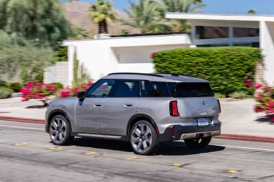 MINIカントリーマン：個性的なシンプルさとノスタルジックな魅力が際立つカントリーマンのデザインDNA