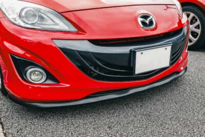 マツダスピードアクセラ：ボディデザインの印象を崩さず低く見せるために、イージーリップを装着している