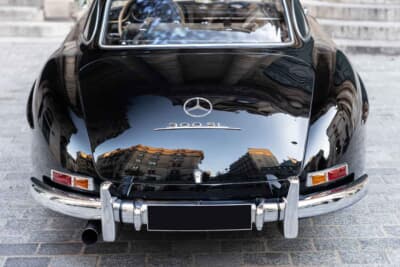 129万9500ユーロ(邦貨換算約約2億3780万円)で落札されたメルセデス ベンツ「300 SL」(C)Bonhams