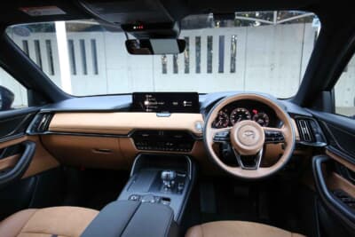 マツダ CX-60：タンカラーのレザーが上質な空間を演出する、横基調で広々としたコクピット