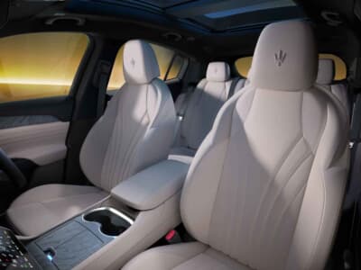 マセラティ・グレカーレ・ルミナブルー：ラディカウッドトリムを採用し、アイスホワイトのレザーと組み合わせたインテリア