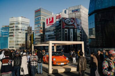 木製の台座に置かれた希少なクルマたちを、来場者は芸術品を鑑賞するように見入っていた