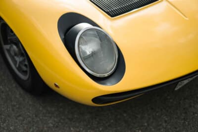 ランボルギーニ ミウラ SV：ヘッドライトはフィアット850スパイダーと同じものを使用している