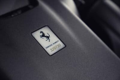 フェラーリ アマルフィ スパイダー：エンジンカバーにはシャシー番号が刻まれたプレートが付属する