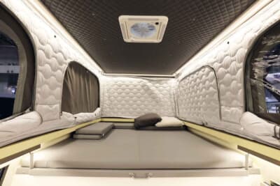 三菱 トライトン：ポップアップルーフのスライド式ベッド（2000mm×1500mm）を組み合わせることで、さらに広大な就寝スペースを確保できる設計だ