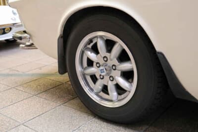 ボルボ P1800E：足元を引き締めるホイールは名門ミニライト製をチョイス。これもドラマの劇中車をイメージしたカスタムだ