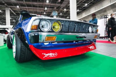 三菱 ギャランΣ：トリコロールカラーにオーバーフェンダー、丸目4灯マーシャルライト、荒メッシュグリル、バンパーにチンスポイラーを組み合わせた顔つきは、パッと見てスカイラインジャパンっぽさがある。