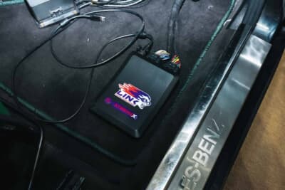 メルセデス・ベンツ 500E：スロットルには8連電子制御スロットルを装着し、電動ウォーターポンプもセットした。これらをフルコンピューターの「LINK」で緻密に制御することで、オリジナルエンジンの良さを活かしながら快適性・燃費・動力性能をトータルで向上させている