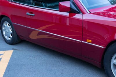 メルセデス・ベンツ E320カブリオレ：お色直しを受けた腰下のサッコパネル。細かな傷が消え、新車時の輝きを取り戻した