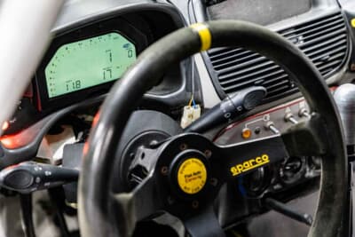 フィアット プント Gr.A KITCAR Team Grifone：正面メーターはデジタルタイプに置き換えられている。エンジン回転数は1万回転まで表示