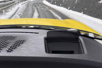 シャーベット状の雪でもぎゅっと路面を掴んで離さない感覚があり、一番重要な「止まる」性能も想像以上に優秀。※クルマを停車させて撮影をしています
