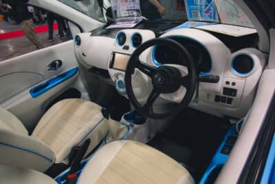 シートカバーはサンショウとの共同で製作したスペシャル仕様。車名の刺繍が入ったホワイト色で、青のボディ色が空、白のシートは雲をイメージ