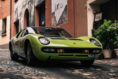 ランボルギーニ P400Sミウラ： 全高わずか1050mmという圧倒的な低さ。巨大なV12エンジンをミッドシップに積みながらこのプロポーションを実現した設計は、まさに自動車史に残る傑作だ