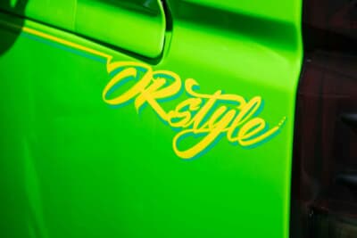 トヨタ ハイエース：DRスタイルのサイドストライプが入る