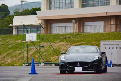 P.C.競技で奮闘する最新型マセラティ グランカブリオ トロフェオ。賞典外のゲスト参加チームでありながら、本格的な競技にもしっかりと参加して会場を盛り上げていた