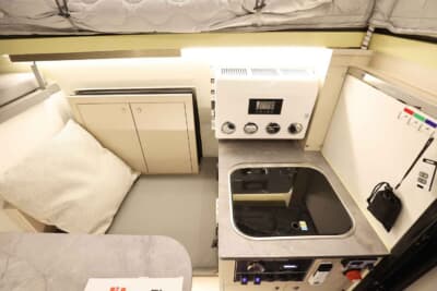 三菱 トライトン：入り口の左右にはシンクや電子レンジなどを置ける台が設置され、車中泊を快適にする装備が充実している