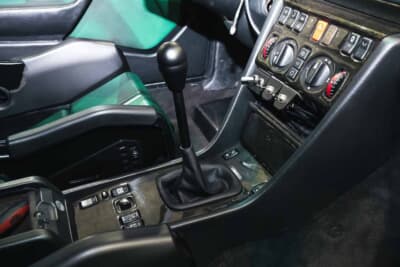 メルセデス・ベンツ 500E：本来オートマチックしか存在しないはずだが、「昭和の高級スポーツセダンはマニュアルの方が圧倒的に面白い」という中川代表の信念から、あえて3ペダルMT仕様に換装した