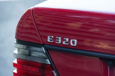 メルセデス・ベンツ E320カブリオレ：トランクに輝くE320のエンブレム。124シリーズの後期モデルであることを示している