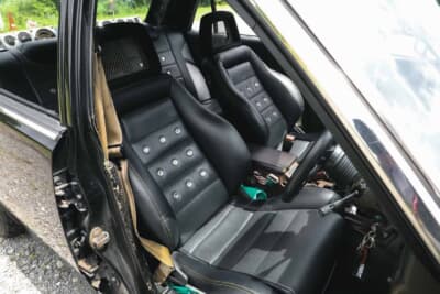 日産  HGC211スカイライン：内装はレカロシートとリアシートを同じ生地を使って張り替えている。そのデザイン処理にも注目してもらいたい。