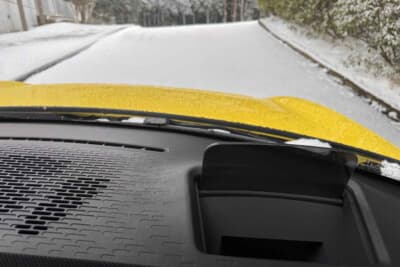 高速道路の「冬用タイヤ規制」もクリア。年に数回雪が降る程度の地域なら、急な天候変化にもエレガントに対応できる※クルマを停車させて撮影をしています