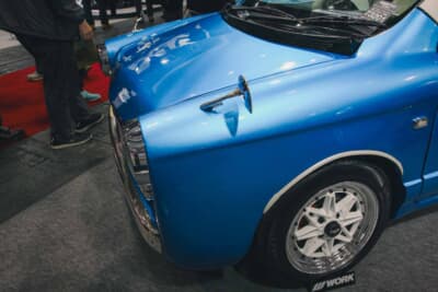 サイドを走るショルダーラインの美しい再現にはとても苦労したそう。ボンネットもラインに合わせて製作し、ドア位置は下げるなど大改造