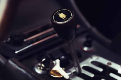 ランボルギーニ P400Sミウラ： センターコンソールに配置された5速MTのシフトゲート。金属が直接こすれ合う「カチャ、カチャ」というメカニカルな操作音が好きモノを魅了する
