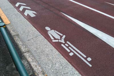 視覚的にわかりやすくペイントされた自転車ナビマーク。クルマのドライバーに対しても、ここに自転車が走るかもしれないという注意喚起を促す、安全確保のための重要な路面標示だ