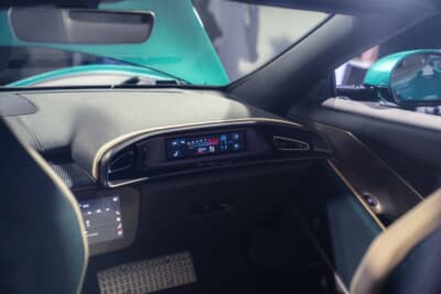 フェラーリ アマルフィ スパイダー：助手席もコックピットのようなデザインになっている、気分は副操縦士といったところだろうか