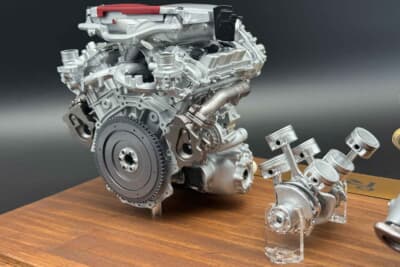 VR38DETTは後方から見た方が造形美の美しさを感じられる。ピストン、コンロッド、クランクが組み合わさった姿からはエンジンの脈動が聞こえてきそうだ。それぞれのピストンがストロークしたときの位置関係も正確に再現している