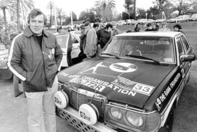 過酷なロンドン〜シドニー・マラソンラリーで砂煙を上げて爆走するカーNo.33の「280E」