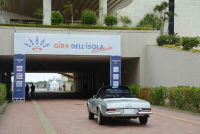 初日、スタートセレモニーが行われる「北谷フィッシャリーナ中央広場」へと無事に到着した、1968年式メルセデス・ベンツ 280SLの優雅な姿である