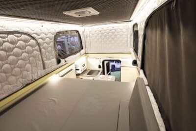 三菱 トライトン：ルーフ前方には長尺物の収納庫も備えられており、釣り竿などのアウトドアギアを入れることも可能となっている