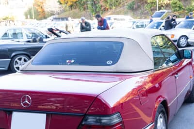 メルセデス・ベンツ E320カブリオレ：フロリダの青空をイメージして、純正の黒からタン色へと張り替えられたソフトトップ