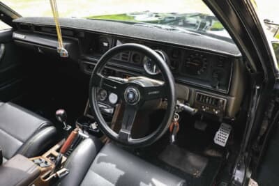 日産  HGC211スカイライン：当時物にこだわりたいということで、追加メーターは苦労して探したニスモの水温・油温計、タコメーターで統一している