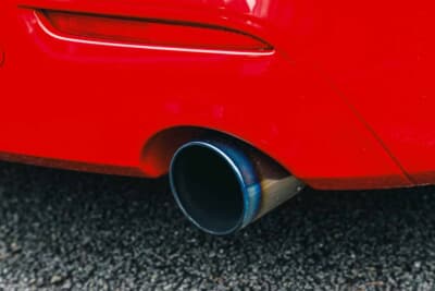 マツダスピードアクセラ：マフラーはHKSリーガマスタープレミアを装着している