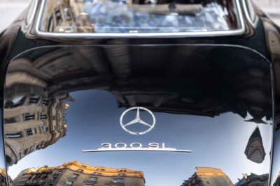 129万9500ユーロ(邦貨換算約約2億3780万円)で落札されたメルセデス ベンツ「300 SL」(C)Bonhams