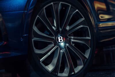ベントレー・ベンテイガ アルテナーラ エディション：セルフレベリングのセンターのBエンブレムが誇らしい特別装備の22インチのマリナーホイール