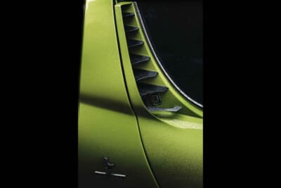 ランボルギーニ P400Sミウラ： ドア後方に設けられた特徴的なエアインテーク。吸気と冷却を担う重要なダクトだが、ボディラインと一体化させたスリット状の美しいデザインはミウラならではの造形だ